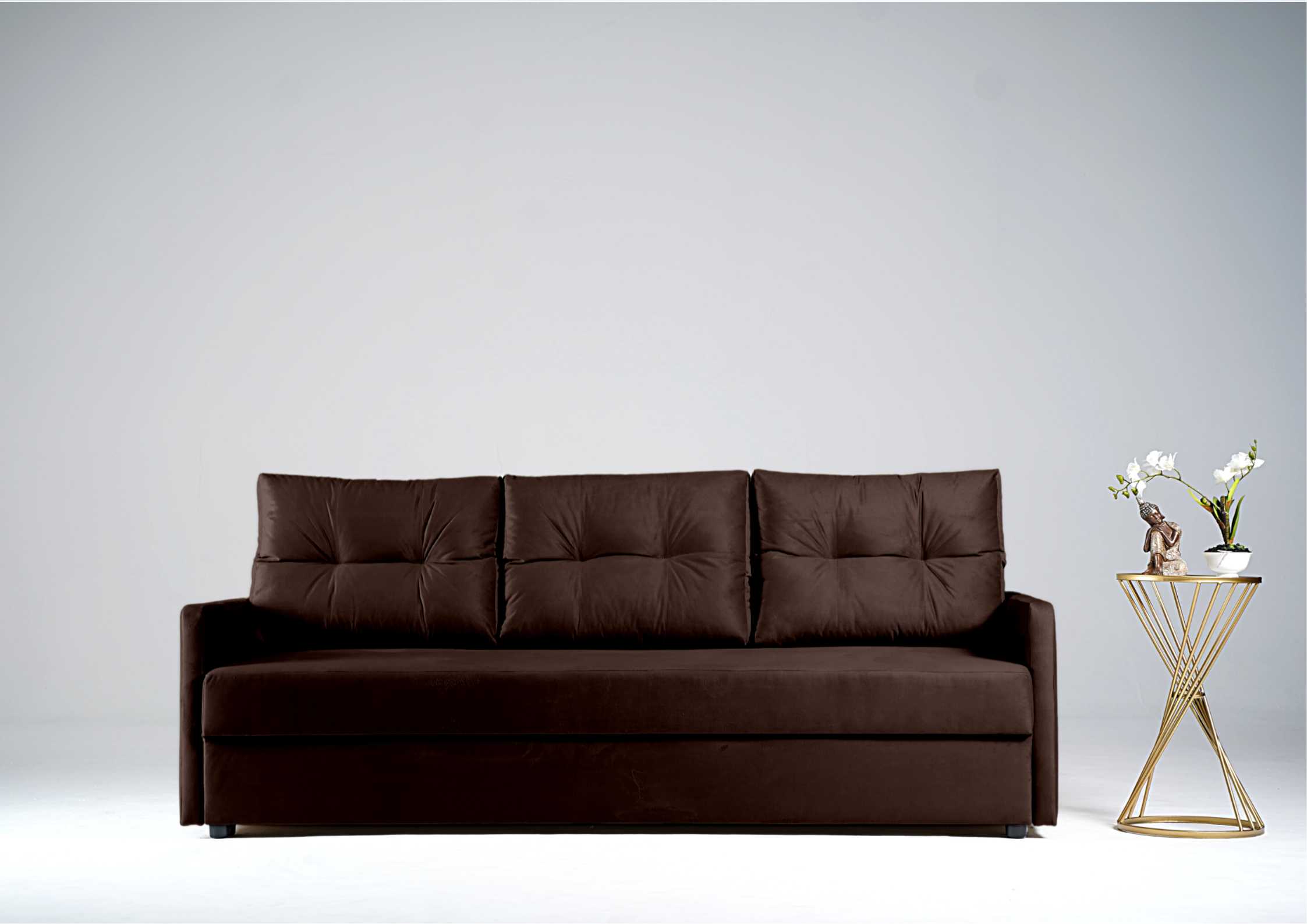 Brązowa sofa z pikowanymi poduszkami